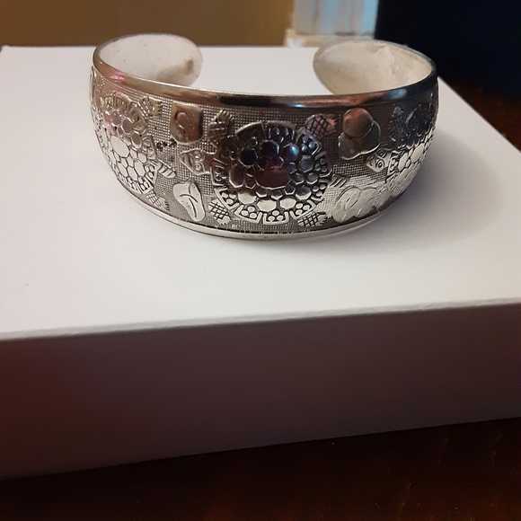 3 silver tone bangle bracelets - Picture 4 of 7